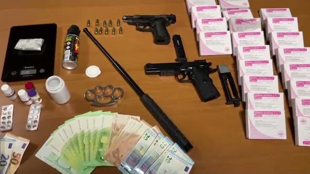 Fuggono a un controllo di polizia e scatta doppio arresto