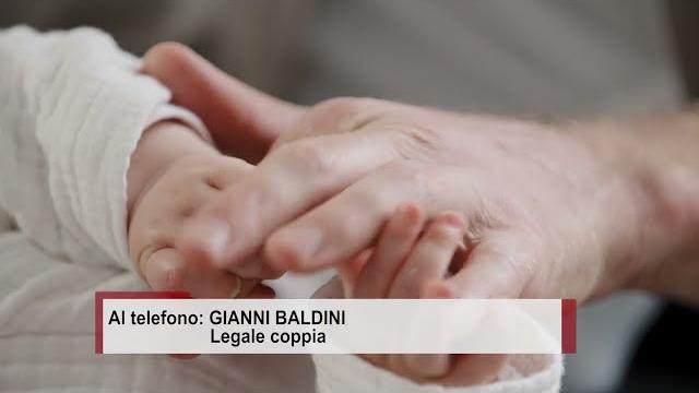 Maternità surrogata: due aretini rientrano in Italia con un figlio e rischiano l'incriminazione - 8jpzEJAPrDM