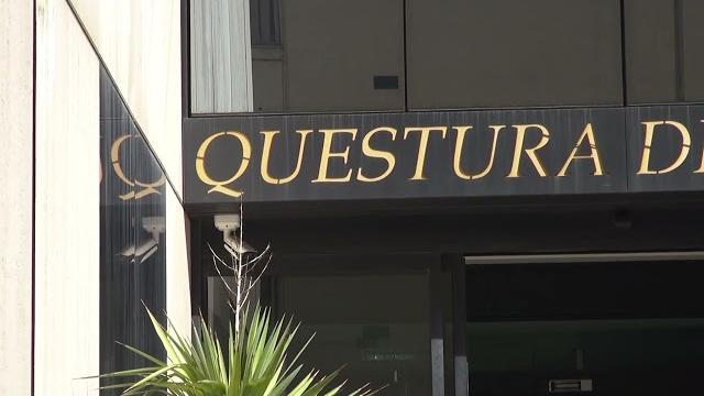 Aggredisce guardia giurata della banca e poliziotti: arrestato per resistenza e lesioni - 9Xh59nf95cY