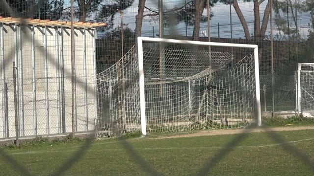 Offese dagli spalti all'arbitro adolescente, l'allenatore ritira la squadra