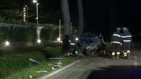 Perde il controllo della sua auto e finisce contro un albero: muore 22enne - HWuPOZGz678