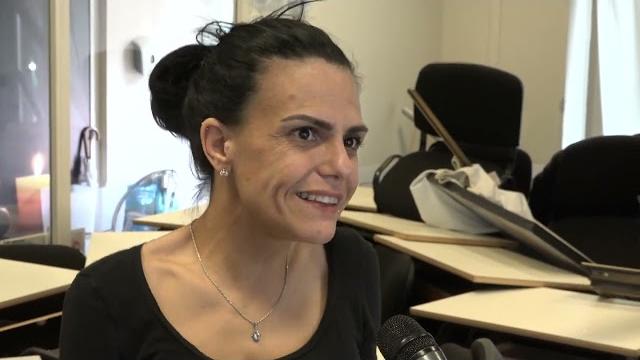 Auto finisce fuori strada e sfonda la vetrata di un'agenzia formativa: “tragedia sfiorata” - JzeUzdsPYFo