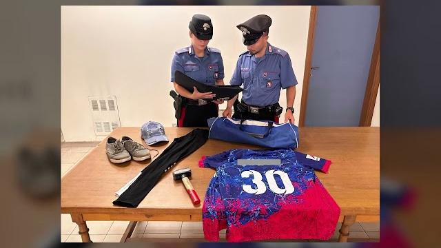 Tenta di sfondare la vetrina di una gioielleria con un martello: 21enne denunciato
