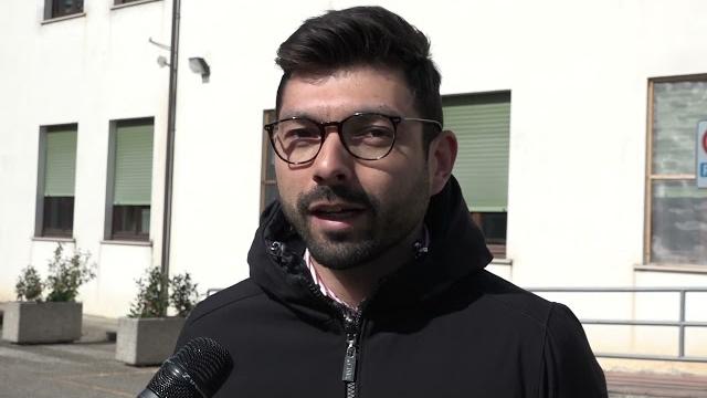 Crolla controsoffitto di un'aula, controlli del Comune: "nessun problema nel resto dell'edificio" - PqKH4GZMgMA