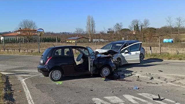Schianto frontale tra due auto: muore un 39enne in Valdarno - SGy2CNDAaaM