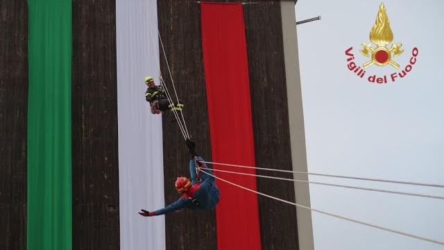 "Siete i nostri supereroi". I Vigili del Fuoco festeggiano Santa Barbara - TrNDPCMKfJA