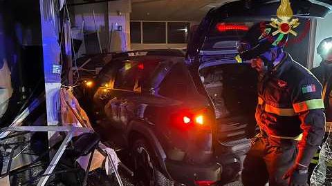 Arezzo. Auto sbanda e distrugge locali di un'agenzia formativa. E' il secondo incidente in due anni - WPfGV_r0iC0
