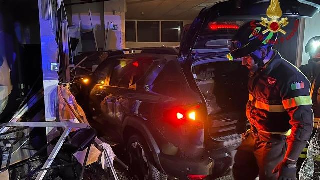 Arezzo. Auto sbanda e distrugge locali di un'agenzia formativa. E' il secondo incidente in due anni