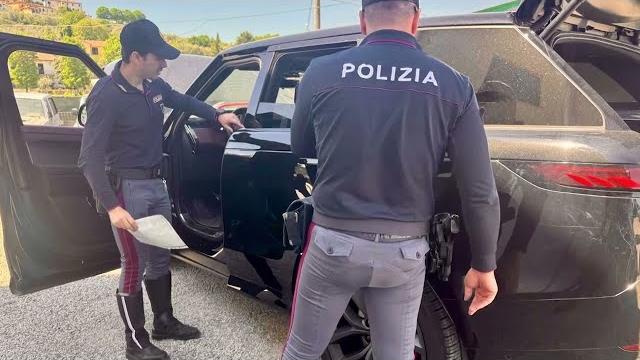 Auto di lusso rubata intercettata in A1, targhe e carta di circolazione contraffatte: fermato