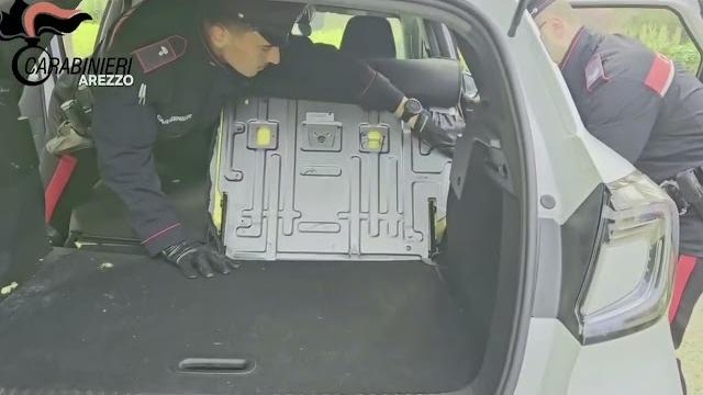 Sorpresi con un chilo di cocaina nascosta nel sedile dell'auto. Arrestati - _cZlSuCCdk4