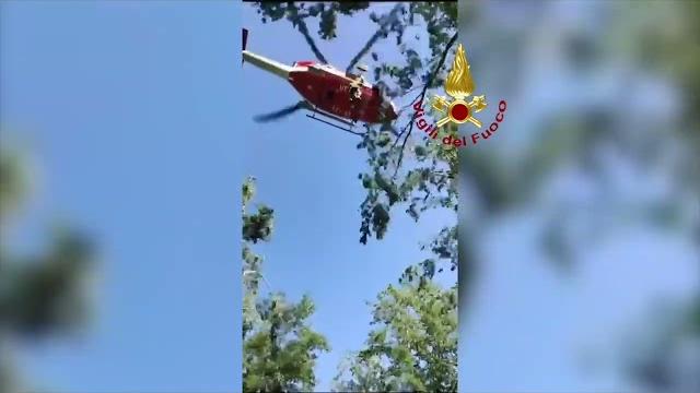 Due interventi in volo per l'elicottero Drago 71 dei vigili del fuoco di Arezzo - gLcuPKV7A68