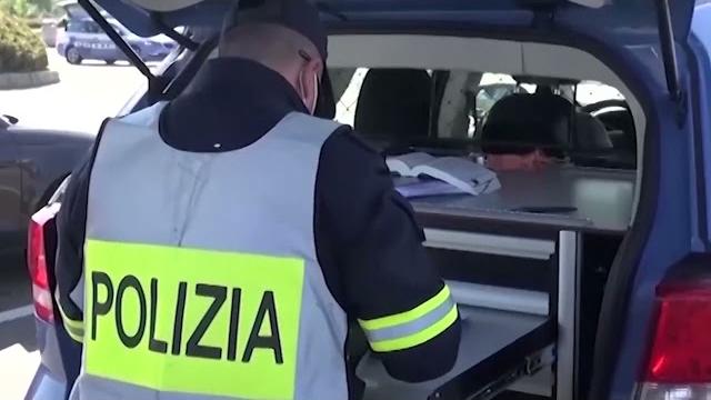 Hashish e cocaina sotto i sedili dell'auro, arrestato in A1 dalla Polizia Stradale - gTO3VLt5Kkw