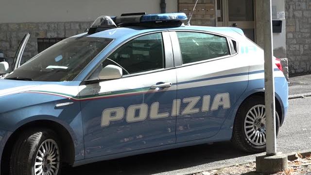 Cade dalla finestra mentre fa le pulizie e muore: tragedia al Villaggio Oriente di Arezzo - hiWgE-tmjDk