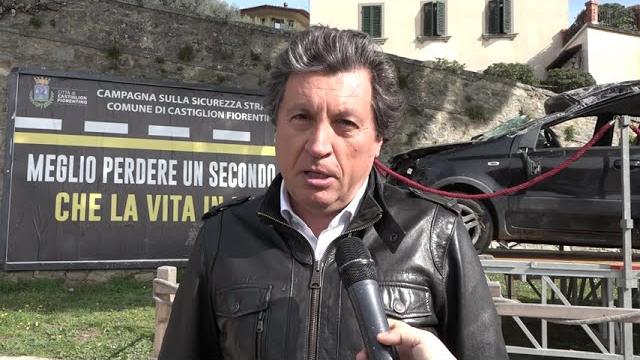 Un'auto incidentata per sensibilizzare sulla sicurezza stradale a Castiglion Fiorentino - hy0ft2iJmcc