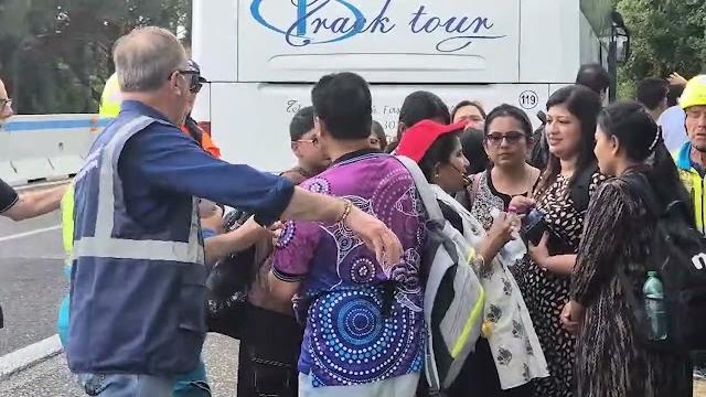 Incidenti: pullman turistico fuori strada nell’Aretino  - lpUZpTUQ0cA