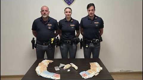 In auto con oltre 140 grammi di sostanze stupefacenti e 17 mila euro, arrestato - mwiBlNoEbWQ