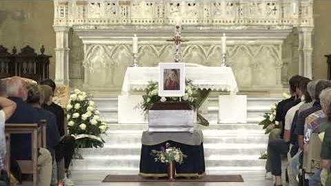 Morta a Mykonos, oggi l'addio a Sara. In Duomo ad Arezzo anche Patrizio Bertelli - nvVKXvuAB3A