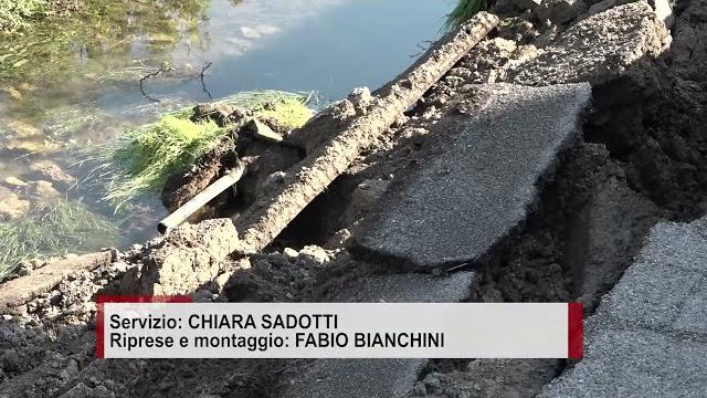 Frana nella notte in via dell'Acropoli, crolla parte della carreggiata - obIM6IvzM6I