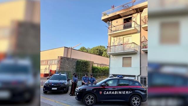 Incendia la casa dell'amico che lo ospita dopo una lite per pochi euro: arrestato un 42enne
