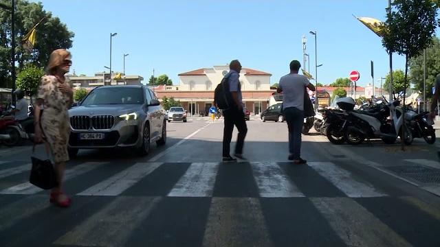 Aveva tentato di palpeggiare una 14enne nel piazzale della stazione, scatta il Daspo urbano - qO-dGuM5lQs