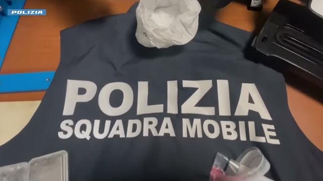 Arezzo, 33enne arrestata per droga. In casa aveva cocaina e strumenti per confezionare le dosi - sA0RyTaAFbc
