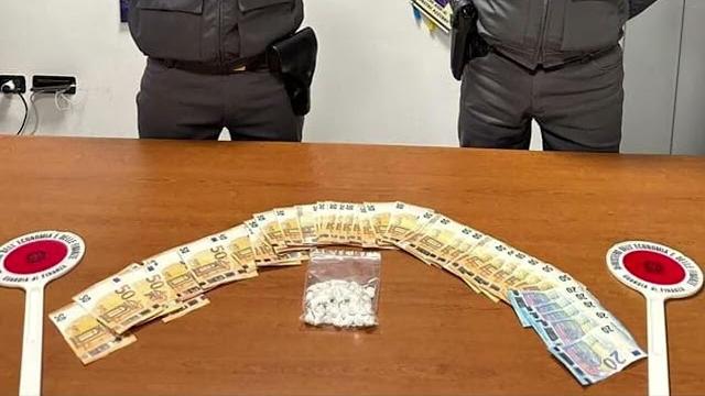 Montevarchi, sorpreso dalla Guardia di Finanza con 46 dosi di cocaina e 2.250 euro: arrestato - u4erBC698ok