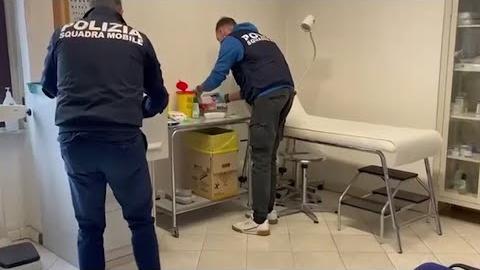 Trapiantava capelli ma non era un  medico. Due denunce ad Arezzo - uEBCH-xBvrA