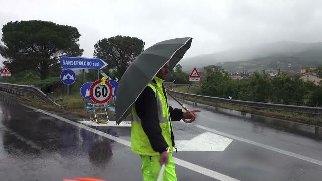 Maltempo in Emilia: fino a venerdì chiusa la E45 ai mezzi pesanti. Risolta frana sulla Marecchiese - wV-1J1rT2ns