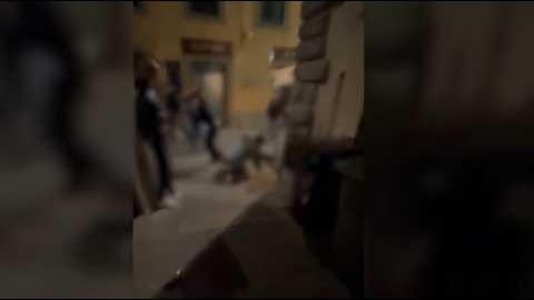 Pestato nella notte a Castiglion Fiorentino (Arezzo), il video dell'aggressione - yY-4wL1HYrU