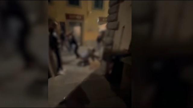 Pestato nella notte a Castiglion Fiorentino (Arezzo), il video dell'aggressione