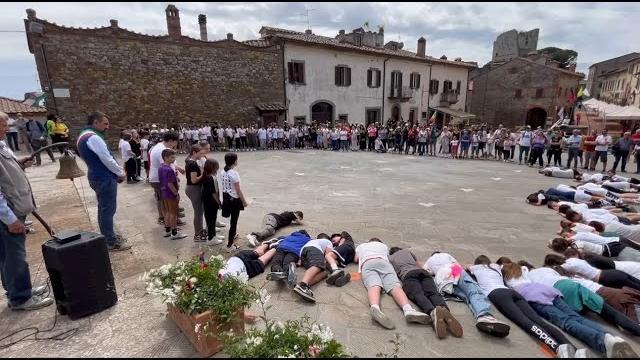 La Marcia per la Pace da San Pancrazio (Bucine) a Civitella si conclude con un flash mob - -wJiq55w2E4