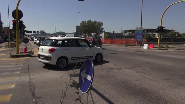 Via Fiorentina, riparte il cantiere della rotonda. Fino al 3 agosto chiusure e lavori - 0i40CS1ZC74