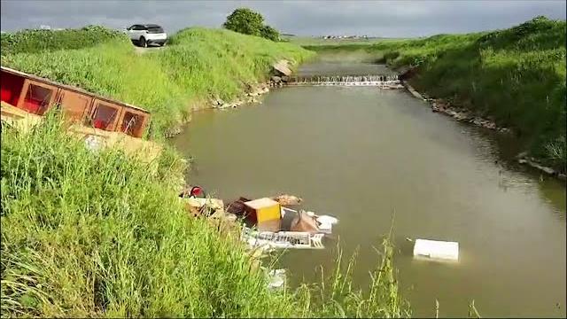 Fiumi come pattumiera: a Castiglion Fiorentino abbandonata anche una lavatrice - 1NBEEDwkPqM