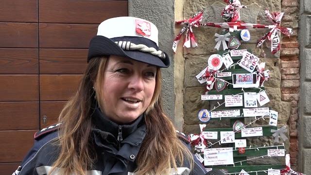 Monte San Savino, arriva l’albero di Natale è fatto con i cartelli stradali - 38gpP8BG6TU