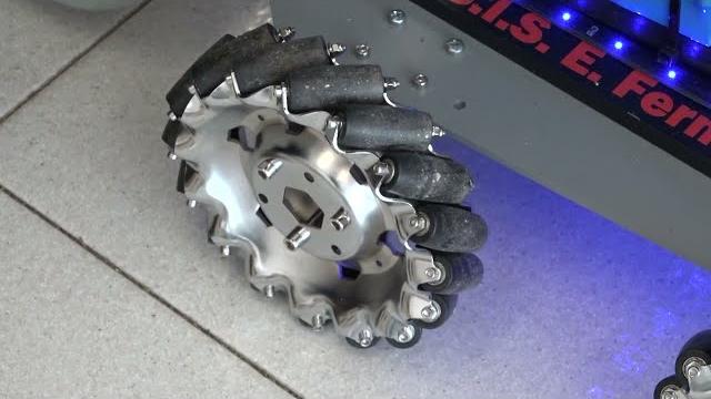 “Mecanum”, la sedia a rotelle hi-tech progettata dagli studenti dell'Isis Fermi di Bibbiena - 7zSqEzSx8Ug