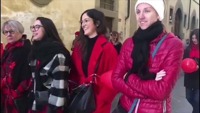 Lotta alla violenza contro le donne: ad Arezzo la seconda edizione della "Camminata in rosso" - ALIWQ9SbWKk