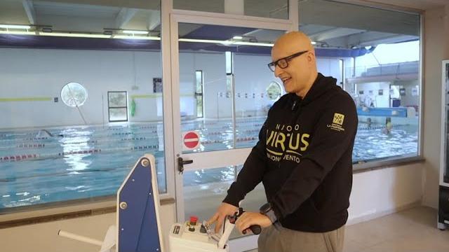 Sport e diritti: nuovo sollevatore alla piscina comunale di Foiano per persone con ridotta mobilità - CCLfmuHgr1Y