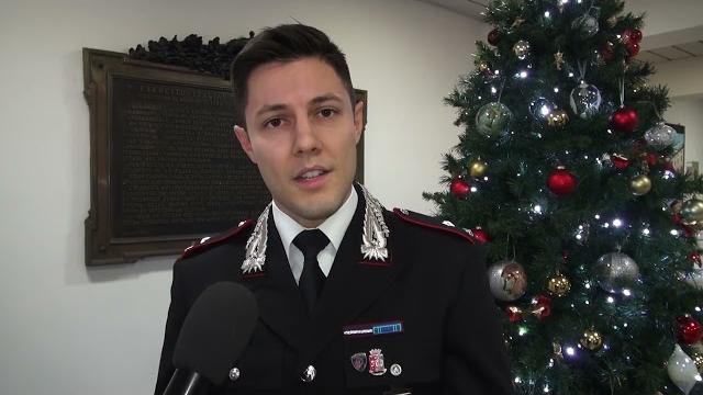 #Possiamoaiutarvi, la caserma dei Carabinieri si tinge di rosso per Natale - KK9JH69TM7o