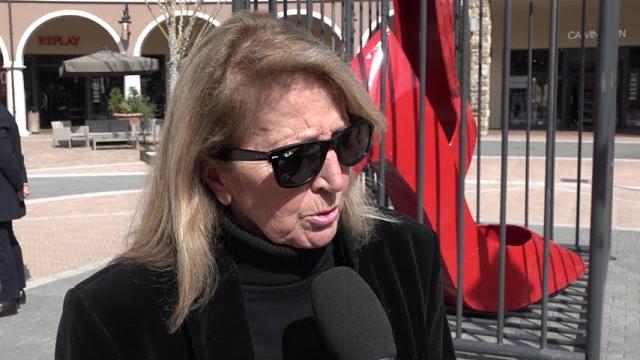 "La violenza è una gabbia". Al Valdichiana Village opera contro la la violenza sulle donne - OVe6U3G9Oqc