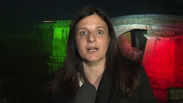 La Chiusa dei Monaci accesa con la bandiera italiana - SxcDKk5mIpI