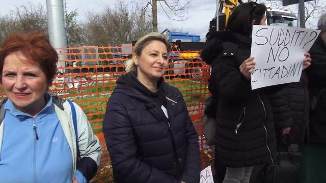 Antenna in via Sicilia, montaggio sotto gli occhi dei cittadini in protesta. "Non ci fermeremo" - VvPOy5W_u2M