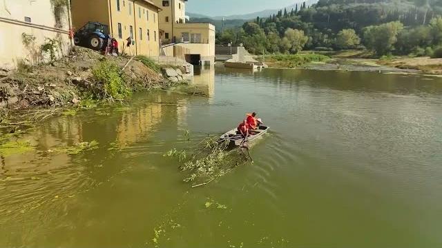 Il Consorzio di bonifica fa manutenzione delle sponde dell’Arno dalla barca