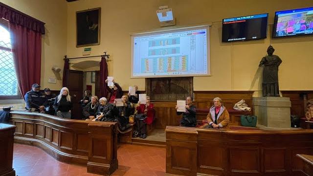 Torri in Via Tiziano ad Arezzo, sì dell'aula tra proteste ed emendamenti - YtWphqqb-wI