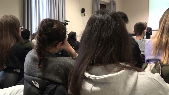 Tornano le lezioni di educazione civica, Stefano Tenti parla di Tangentopoli - c1nz7B7XBD0