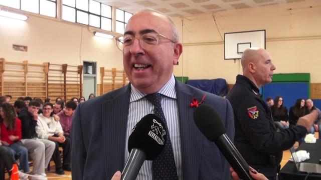 Una panchina rossa al liceo Scientifico Redi - ebhp9U8mt5U