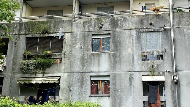 Muffa e degrado nelle case popolari di Via degli Accolti ad Arezzo. "Il sindaco ci vivrebbe?" - gptE3f5UfEU