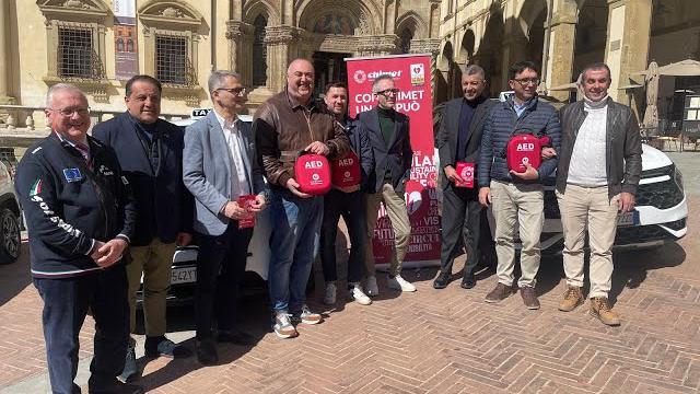 La sicurezza cardiologica ad Arezzo viaggia in taxi. Tre defibrillatori nei taxi aretini - hP81FEdmTCM