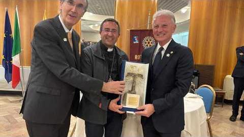 Serata Rotary dedicata a San Francesco e il Vescovo conquista tutti - mdcVC0wIUnY