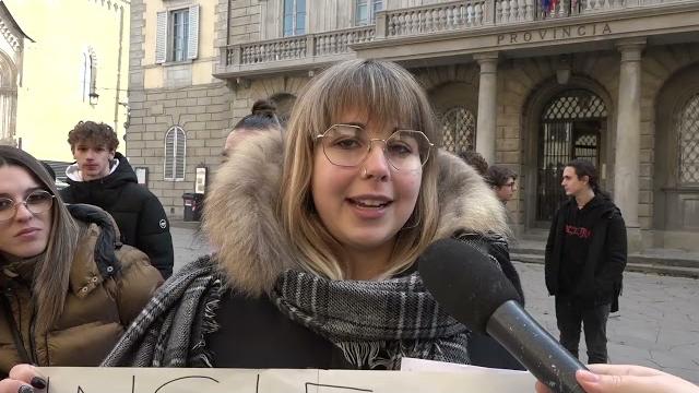 Scuola: gli studenti del Marconi in protesta di fronte alla Provincia di Arezzo - qpojjjdWCMs