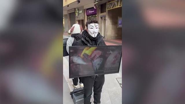 “Pasqua senza sfruttamento”, attivisti in piazza San Jacopo in difesa degli agnelli - yELdVtTJgUs